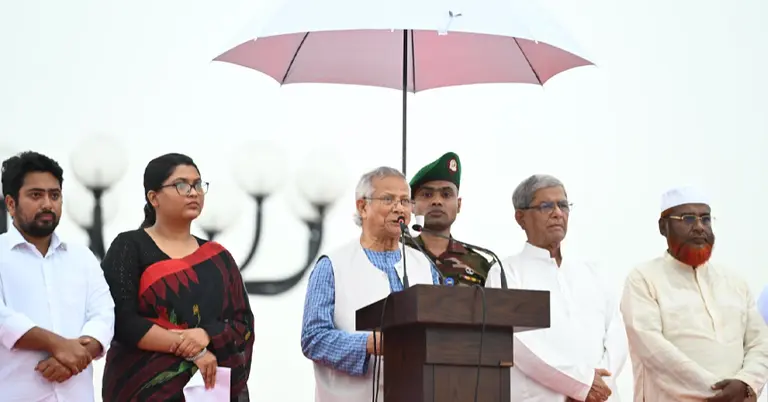 ঘোষণাপত্র পাঠ করছেন প্রধান উপদেষ্টা